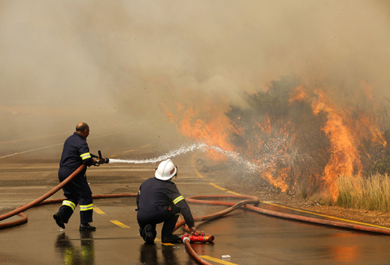 www.euronews.com_media_download_articlepix_uploads_2015_03_04_Cape_town_fire6.JPG